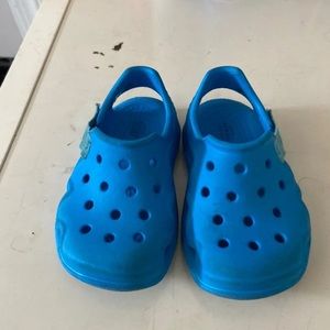 Crocs size 6 toddler boy blue